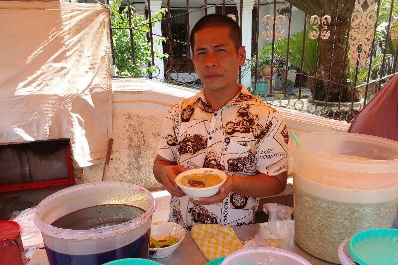 Pemilik usaha Toge Panyabungan Yusuf Nasution menunjukkan Toge Panyabungan, Jumat